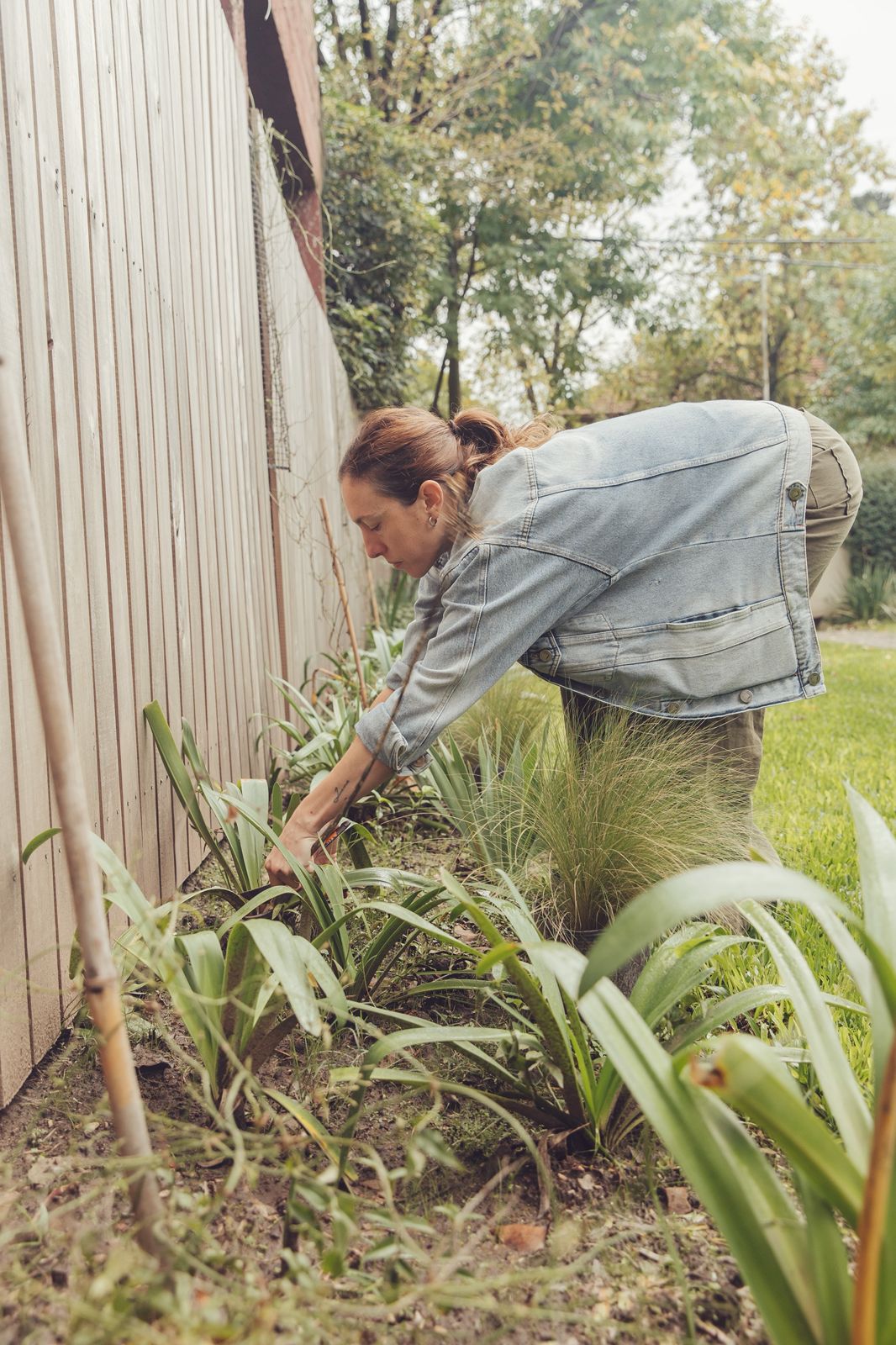 Jimena trabajando en jardín